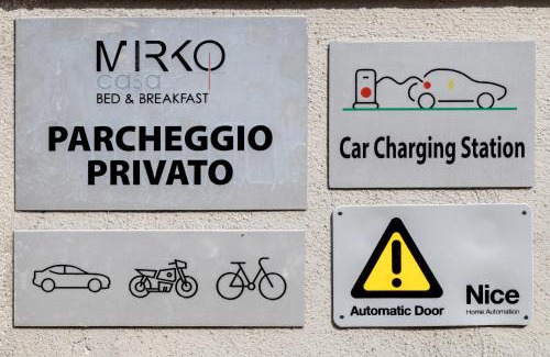 Arezzo Cama Y Desayuno | Casa Mirko - B & B con stazione ricarica auto elettriche parcheggio privato auto moto biciclette