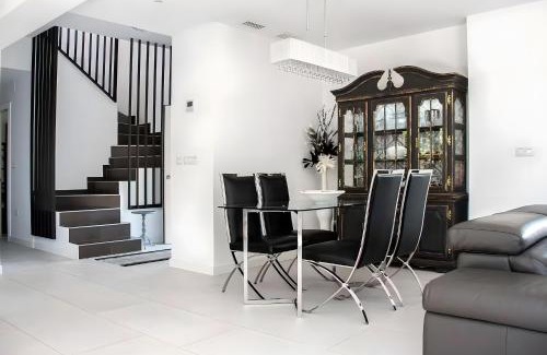 Palomares del Rio Casa | Casa Moderna con Piscina