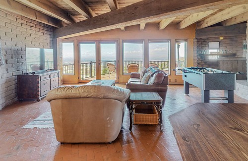 Northeast Heights Casa | Casa Monte Vista - Mountainside with city views!