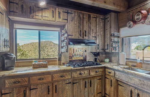 Northeast Heights Casa | Casa Monte Vista - Mountainside with city views!