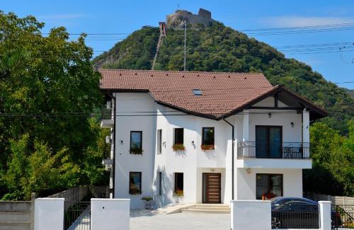 Deva Casa | Casa Mora