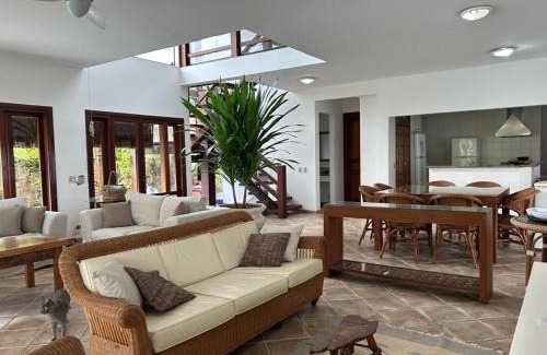 Riviera de Sao Lourenco Casa | Casa na Praia Riviera de São Lourenço 4 Suítes para até 12 pessoas 4min a pé da Praia e 11 min a pé do Shopping