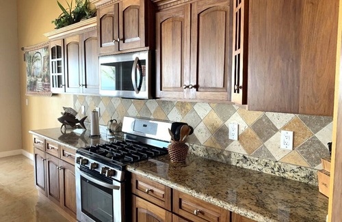 Isla de Utila Casa | Casa Naranja - Upscale Living with a Private Pool