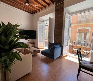 La Merced Apartamento | CASA NATY, Espacioso Renovado Apartamento en el Centro de Malaga