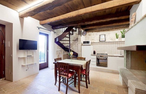 Precetto Casa | Casa Nerina: A characteristic and welcoming independent house made of stone, with Free WI-FI.