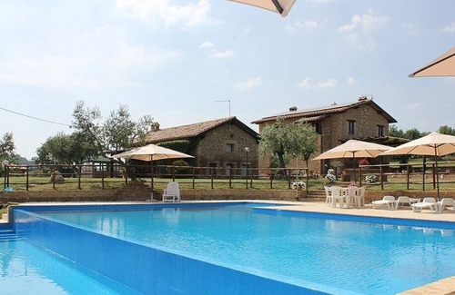 Tarano Casa | Casa Norberto C: Un espacioso apartamento rodeado de prados y verdes colinas.