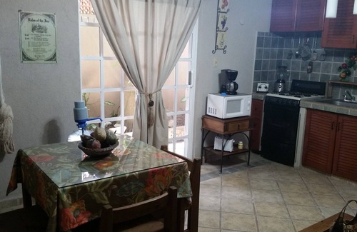 Colonos Cuzamil Casa | CASA OKLAHOMA en Cozumel México es un hermoso oasis privado a 3 cuadras del océano.