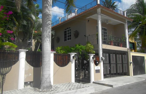 Colonos Cuzamil Casa | CASA OKLAHOMA en Cozumel México es un hermoso oasis privado a 3 cuadras del océano.