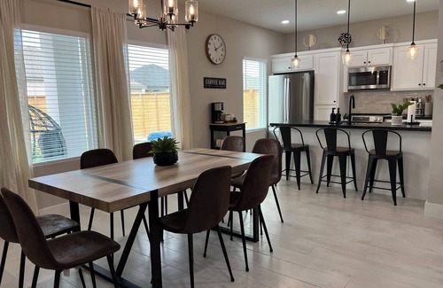 Edinburg Casa | Casa Olivo: Siéntete Como en Casa