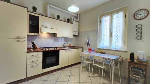 Casteggio Apartamento | CASA OLTREPO fresco centrale ma silenzioso parcheggio interno