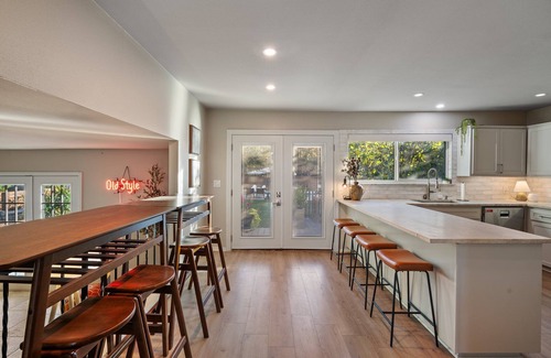 North Austin Civic Association Casa | Casa Pájaro | Hot Tub | Karaoke | Sleeps 16+
