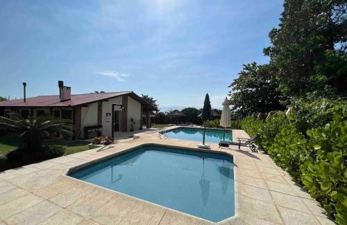 Estaleiro Casa | Casa pé na areia em praia paradisíaca com piscina frente mar