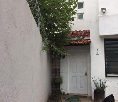 Tlajomulco de Zuniga Apartamento | Casa para 4 personas equipada y amueblada con cochera en fraccionamiento Av López Mateos en Tlajomulco de Zúñiga Jalisco