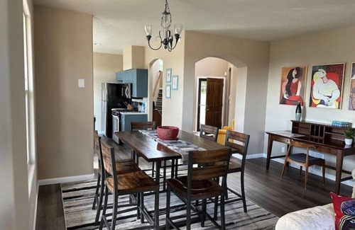 Northeast Heights Casa | Casa Picasso: Artsy Retreat.