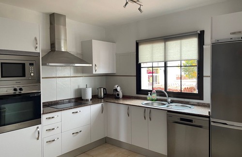 Caleta de Fuste Villa | Villa con aire acondicionado, piscina climatizada, jacuzzi, jardín fabuloso, campo de golf de respaldo.