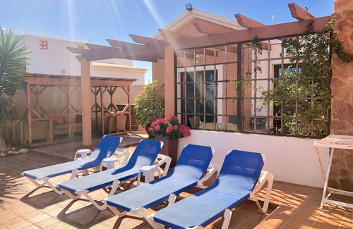 Caleta de Fuste Villa | Villa con aire acondicionado, piscina climatizada, jacuzzi, jardín fabuloso, campo de golf de respaldo.