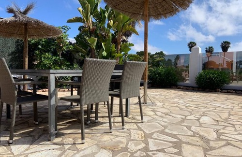 Caleta de Fuste Villa | Villa con aire acondicionado, piscina climatizada, jacuzzi, jardín fabuloso, campo de golf de respaldo.