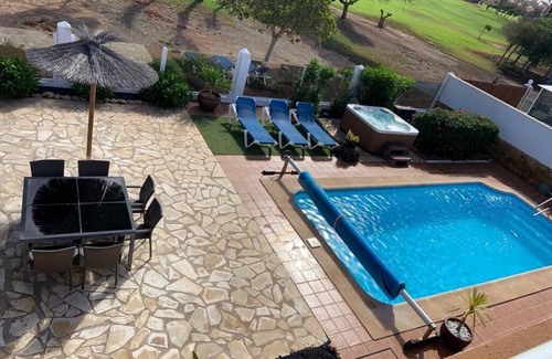 Caleta de Fuste Villa | Villa con aire acondicionado, piscina climatizada, jacuzzi, jardín fabuloso, campo de golf de respaldo.