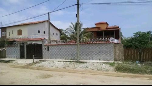 Jacone Casa | Casa Piscina, Saquarema, Jaconé, segundo andar, independente, com 2 quartos 2 banheiros, cozinha e varanda superior. Com piscina e churrasqueira exclusiva para hospedes, garagem