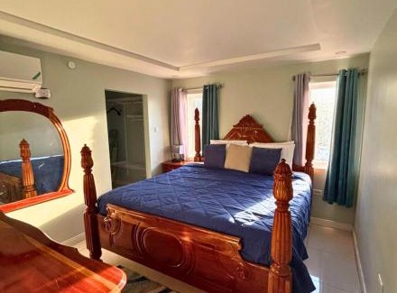 Portmore Apartamento | CASA PORS Beach Front Apartment with security, pool &jacuzzi