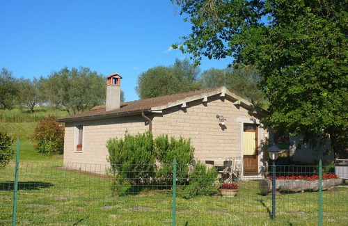 Pitigliano Casa | CASA RINA: Detached house with 400 M2 private fenced garden, swimming pool.