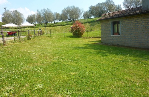 Pitigliano Casa | CASA RINA: Detached house with 400 M2 private fenced garden, swimming pool.