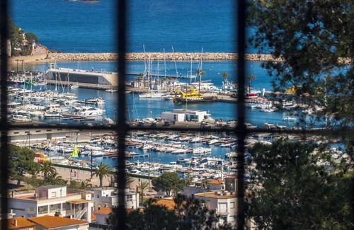 L'Estartit Chalet De Esquí | Casa Roca Vista, vacation home located on a rocky point in the Roca Maura neighborhood.