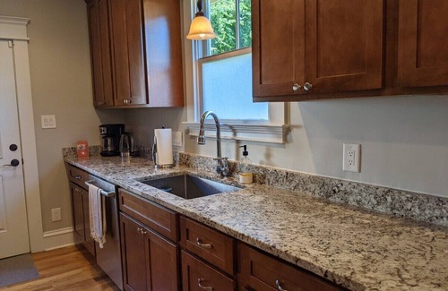 Durham Casa | Casa Rosa - 2BR West End Bungalow