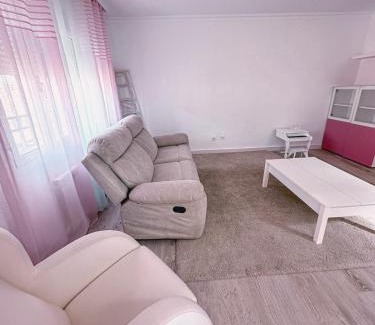 Campillo de Altobuey Apartamento | Casa rosa completa-patio- BBQ-columpios-buhardilla