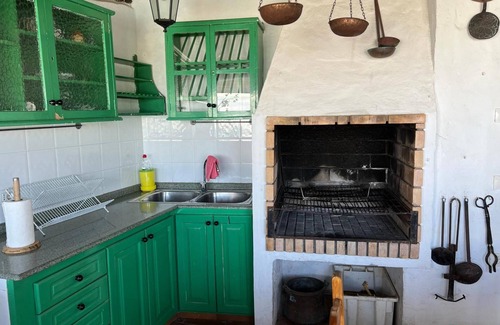 La Solana Chalet De Esquí | 'Casa Rosa' with Sea View, Wi-Fi and Air Conditioning