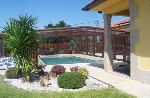 Cossourado Casa | Casa Rosanna Hermosa propiedad de una planta con piscina privada, vistas panorámicas.