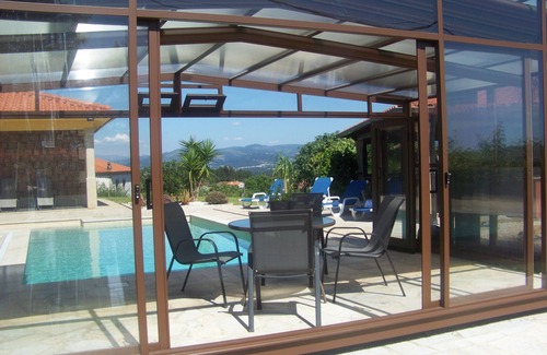 Cossourado Casa | Casa Rosanna Hermosa propiedad de una planta con piscina privada, vistas panorámicas.