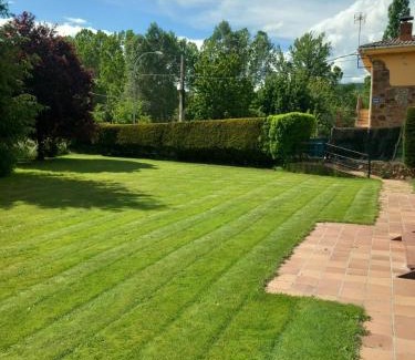 San Martin de Valdetuejar Apartamento | Casa rural casa lara piscina jardin Lara