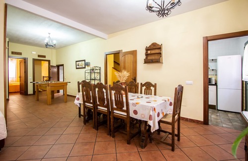 Valdelaguna Casa | Casa Rural El Aligustre en Valdelaguna con piscina y futbolín.