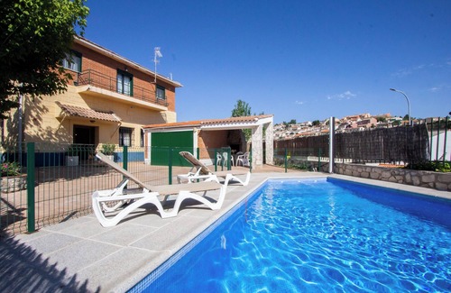 Valdelaguna Casa | Casa Rural El Aligustre en Valdelaguna con piscina y futbolín.