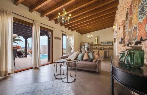 Tuineje Casa | 'Casa Rural La Morisca' con vistas a la montaña, piscina, Wi-Fi, jardín y aire acondicionado