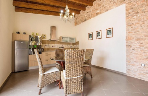 Tuineje Casa | 'Casa Rural La Morisca' con vistas a la montaña, piscina, Wi-Fi, jardín y aire acondicionado