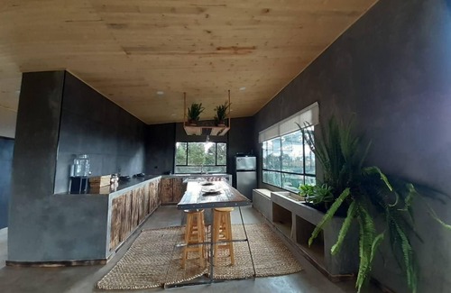 Sesquile Cabina | Casa rural reformada con chimenea, al lado de rutas de senderismo