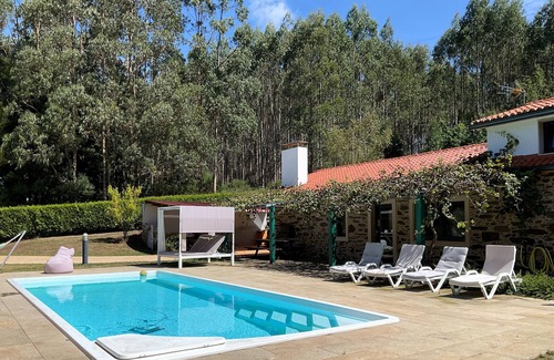 Leira Cabaña | Casa rural rodeada de naturaleza. A medio camino entre A Coruña y Santiago.