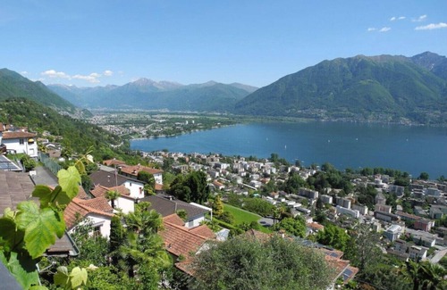 Brione sopra Minusio Apartamento | El hermoso apartamento de 3 dormitorios está ubicado en el piso superior de "Santa Barbara Hau