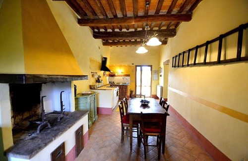 Monteriggioni Casa | Casa Scoiattolo B: Un apartamento agradable y acogedor rodeado de prados y verdes colinas.