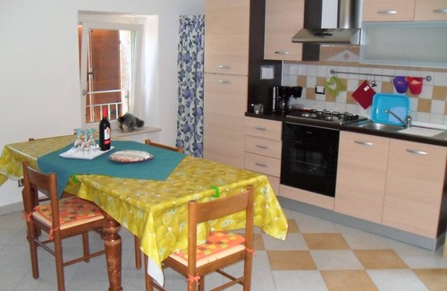 Albisano Apartamento | Casa Silvia Encantador apartamento amueblado para 4 pers. Torri del Benaco / Albisano.