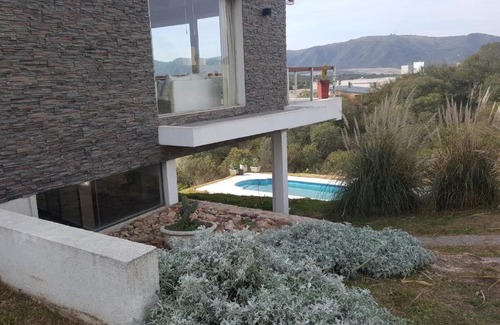 Yocsina Chalet De Esquí | Casa Soñada reserva natural piletas & vistas Carlos Paz