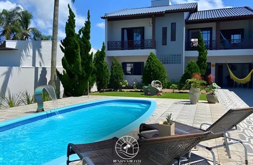 Torres Casa | Casa super aconchegante em Torres - Piscina - Pátio Privativo - Ar condicionado suíte - TV Smart - Wifi - Em frente a Lagoa do Violão - Aceita Pet