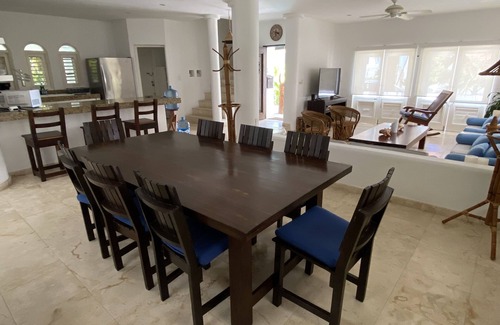 Playacar Fase I Casa | Hermosa y espaciosa villa de 4 dormitorios, a 200 metros de la playa