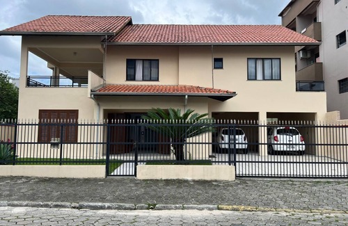 Andorinha Casa | Casa Térrea na Rua do Shopping Russi&russi na Meia Praia