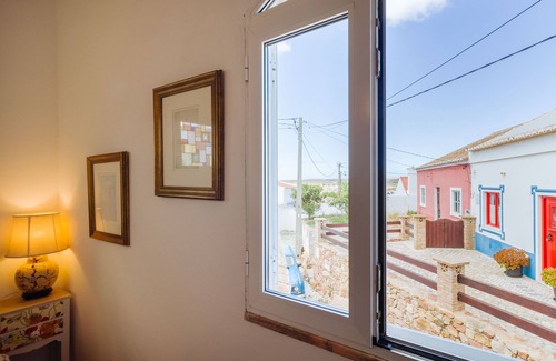 Vila do Bispo Apartamento | Casa tempo e amor: a home for two above the rooftops of Vila do Bispo
