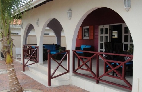 Sabana Liber Villa | La villa más colorida de Luxurios con piscina