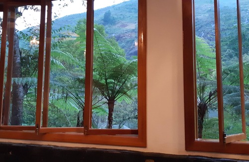 Araras Casa | Casa Tico tico das Araras surrounded by mountains in a forest reserve.