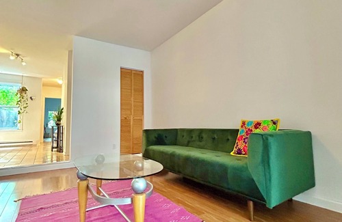 Mile-Ex Apartamento | Casa Tierra: Minimalist Garden Apartment in Mile-Ex